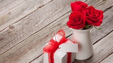 Zum Valentinstag am 14. Februar gibt's oft Blumen und kleine Geschenke. | Bild: colourbox.com