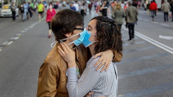 Knutschendes Paar in Madrid während der Corona-Pandemie im Mai 2020 | Bild: picture alliance/abaca/Almagro/ABACA