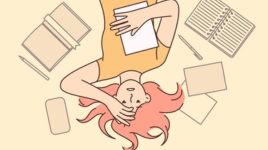 Illustration: Frau von oben neben Heften. Mehrere Dinge gleichzeitig machen - das stresst! Hier erfahrt, wie Multitasking entsteht. Außerdem geben wir euch Tipps, wie ihr Multitasking vermeidet. | Bild: colourbox.com