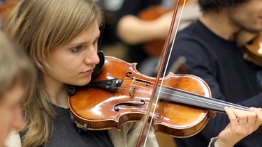 Wie wirkt Musik auf unser Gehirn? Violinen im Orchester | Bild: picture-alliance/dpa