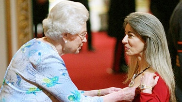 Percussionistin Evelyn Glennie wird von Queen Elizabeth II. zur Dame ernannt. | Bild: picture-alliance/dpa