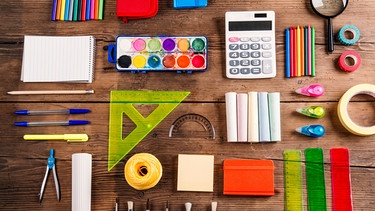 Schreibtischutensilien liegen ordentlich auf einem Tisch. Hier erfahrt ihr, welche Formen von Perfektionismus es gibt, wann er krankhaft ist und wann er nützt.  | Bild: colourbox.com