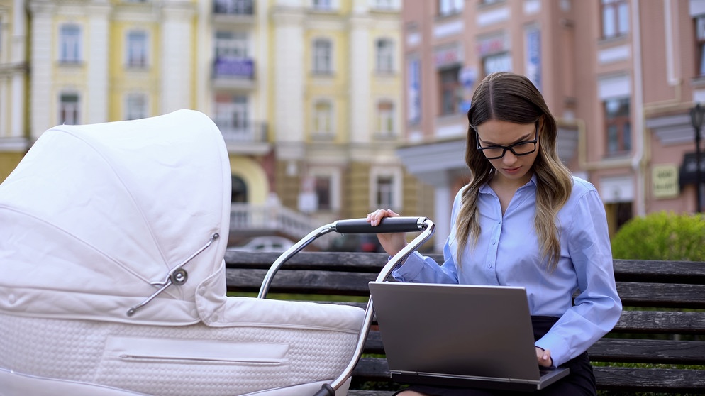 Eine Frau sitzt mit Laptop vor einem Kinderwagen. Hier erfahrt ihr, welche Formen von Perfektionismus es gibt, wann er krankhaft ist und wann er nützt.  | Bild: colourbox.com