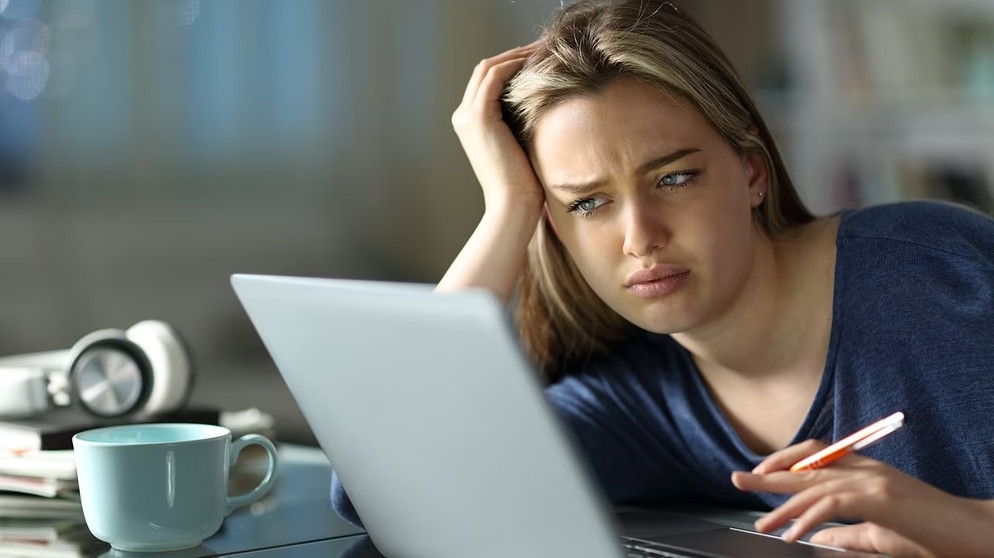 Prokrastination lässt manche verzweifeln, andere sogar kran werden. Im Bild: verzweifelte Frau am Schreibtisch. | Bild: colourbox.com