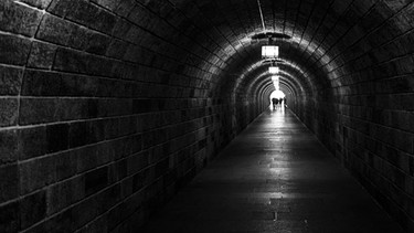 Ein dunkler Tunnel kann Panik auslösen.  | Bild: picture-alliance/dpa