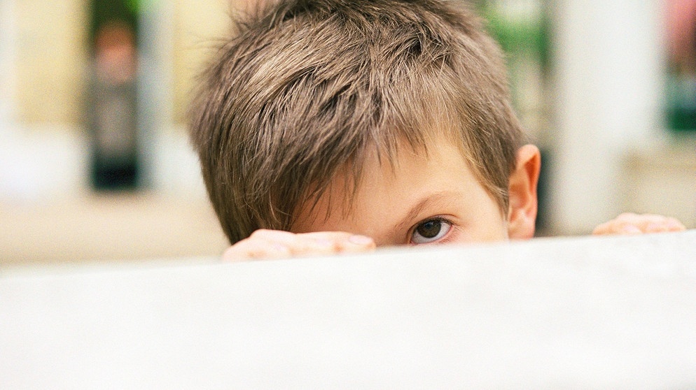 Schüchterner Junge versteckt sein Gesicht. | Bild: colourbox.com