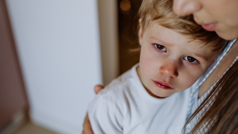 Trauriges Kind wird von einem Erwachsenen umarmt: Umgang mit der Trauer | Bild: colourbox.com