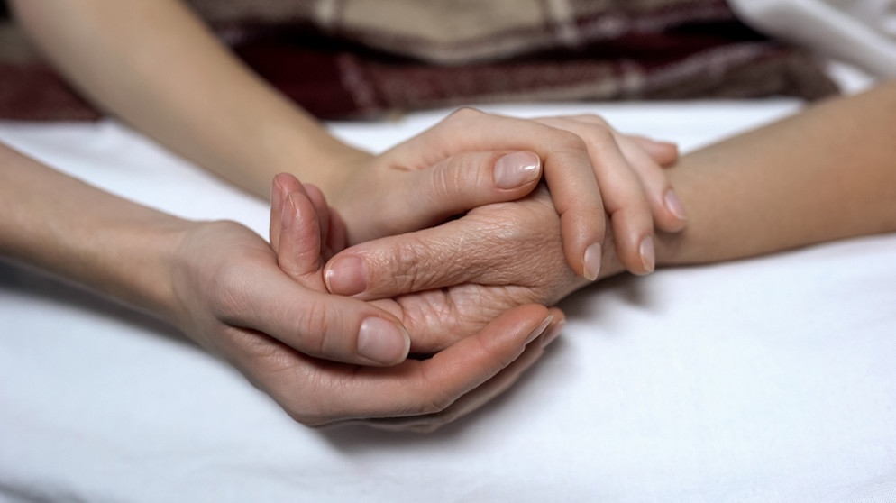 Junge Hände halten eine ältere Hand: Umgang mit der Trauer | Bild: colourbox.com