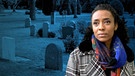 Moderatorin der Sendung "Engel fragt" vor einem blau eingefärbten Hintergrundbild, das einen Friedhof mit Grabsteinen zeigt. | Bild: HR/Adobe Stock