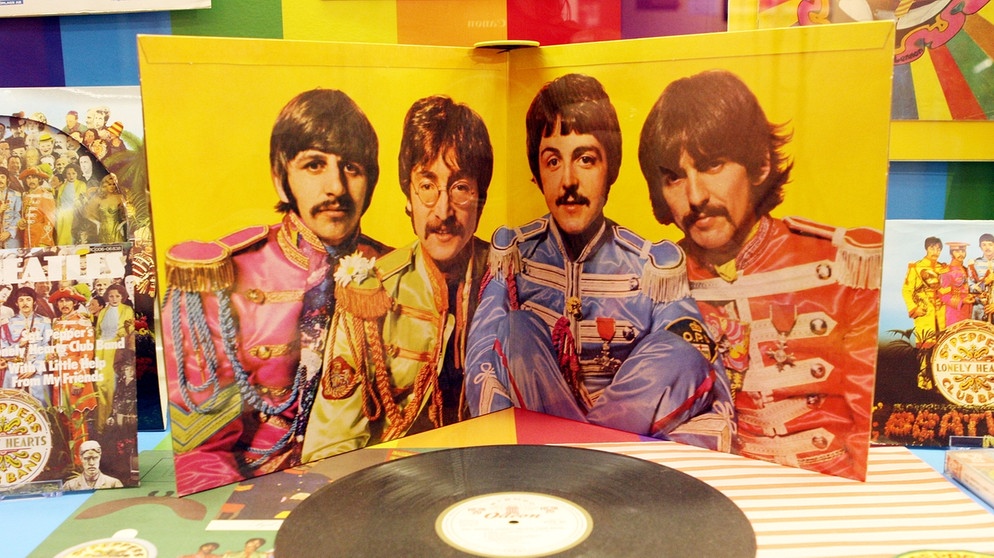 Beatles-Coverbox, im Vordergrund eine Single-Schallplatte | Bild: picture-alliance/dpa