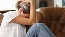 Schreckliche Erlebnisse können ein Trauma auslösen, das die Betroffenen für lange Zeit nicht mehr loslässt. Im Bild: Verzweifelte Frau vergräbt ihr Gesicht in ihre Arme. | Bild: colourbox.com