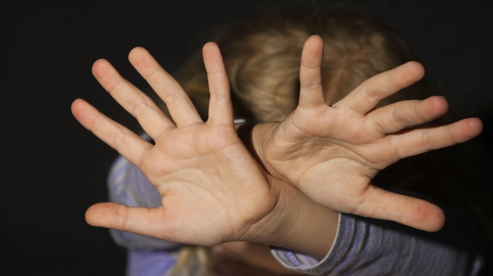 Psychische und physische Gewalt können ein Trauma auslösen. Im Bild: Kind hat seine Hände zur Abwehr ausgestreckt. | Bild: picture alliance / blickwinkel/McPHOTO/M. Begsteige | McPHOTO/M. Begsteiger