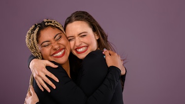 Zwei Freundinnen umarmen sich. Umarmt euch öfter - nicht nur zum Weltknuddeltag am 21. Januar! Warum Nähe ein Grundbedürfnis und Kuscheln gesund ist. | Bild: colourbox.com