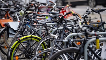 Zahlreiche Fahrräder sind an einem Stellplatz in der Berliner Innenstadt abgestellt. Vergessen und Erinnern gehören zu den essentiellen Abläufen in unserem Gehirn. | Bild: dpa-Bildfunk/Monika Skolimowska