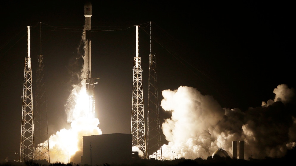 Februar 2019: Eine SpaceX Falcon 9 Rakete transportiert einen israelischen Mond-Lander und einen indonesischen Kommunikationssatelliten ins All. | Bild: picture alliance / AP Photo / Terry Renna