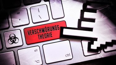 Eine Tastatur, auf der eine Taste mit "Verschwörungstheorie" beschriftet ist. | Bild: picture alliance | Christian Ohde