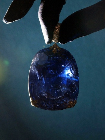 Blauer Ceylon-Saphir. Wie der Diamant oder der Rubin gehört der Saphir zu den Edelsteinen. | Bild: picture-alliance/dpa