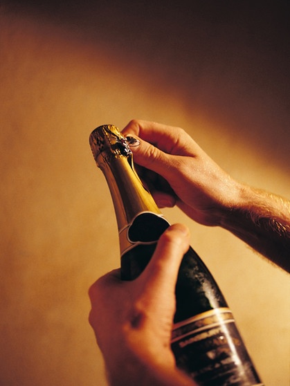 Das Entfernen des Sektkorkens an Silvester oder Neujahr für den perfekten Knall ist gar nicht so einfach. Im Bild: Mann öffnet eine Champagnerflasche. | Bild: colourbox.com