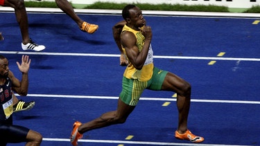 An Silvester fliegt ein Korken ungefähr so schnell aus der Sektflasche, wie Usain Bolt bei seinem 100-Meter-Weltrekord 2009 lief. Wir geben Tipps zum richtigen Lagern, Kühlen und Öffnen einer Sektflasche. | Bild: picture-alliance/dpa