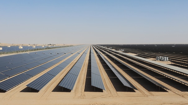 Solaranlage in der Wüste von Dubai, Vereinigte Arabische Emirate  | Bild: picture alliance / ZUMAPRESS.com | Dominic Dudley