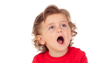 Wie entsteht Sprache? Im Bild: Ein Kleinkind macht Mundbewegungen. | Bild: colourbox.com