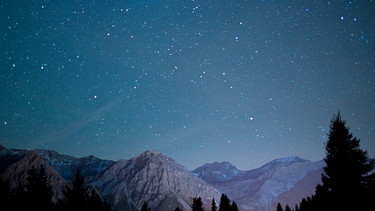 Der Sternenhimmel voller Sterne über den Alpen in der Schweiz | Bild: picture-alliance/dpa