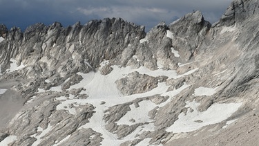 ARCHIV - 11.08.2021, Bayern, Grainau: Schnee liegt auf dem Gletscherrest des Südlichen Schneeferners auf dem Zugspitzplatt. Nach dem heißen Sommer verliert der Südliche Schneeferner nun seinen Status als Gletscher. (zu dpa «Nur noch vier Gletscher: Südlicher Schneeferner verliert Status») Foto: Angelika Warmuth/dpa +++ dpa-Bildfunk +++ | Bild: dpa-Bildfunk/Angelika Warmuth