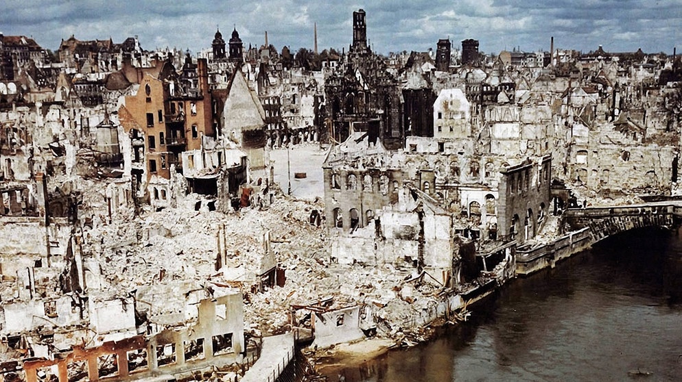 Stadtansicht von Nürnberg vom Juni 1945. Die Stadt ist eine der Zentren der Bombadierung in Bayern. Besonders viele Blindgänger sind hier zu finden. | Bild: picture alliance/prisma/Schultz Reinhard