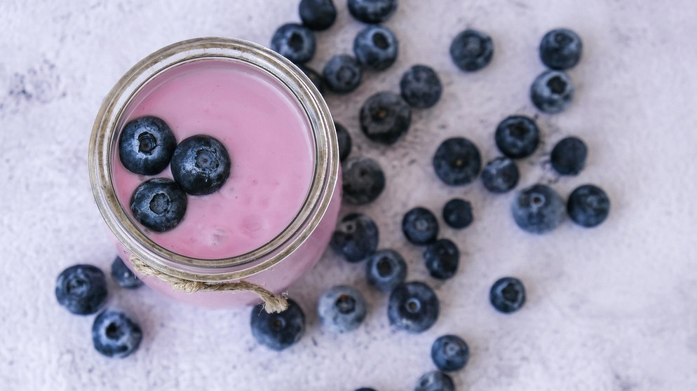 Blaubeer-Joghurt mit frischen Blaubeeren | Bild: picture alliance / Zoonar | Anastasiia Yanishevska
