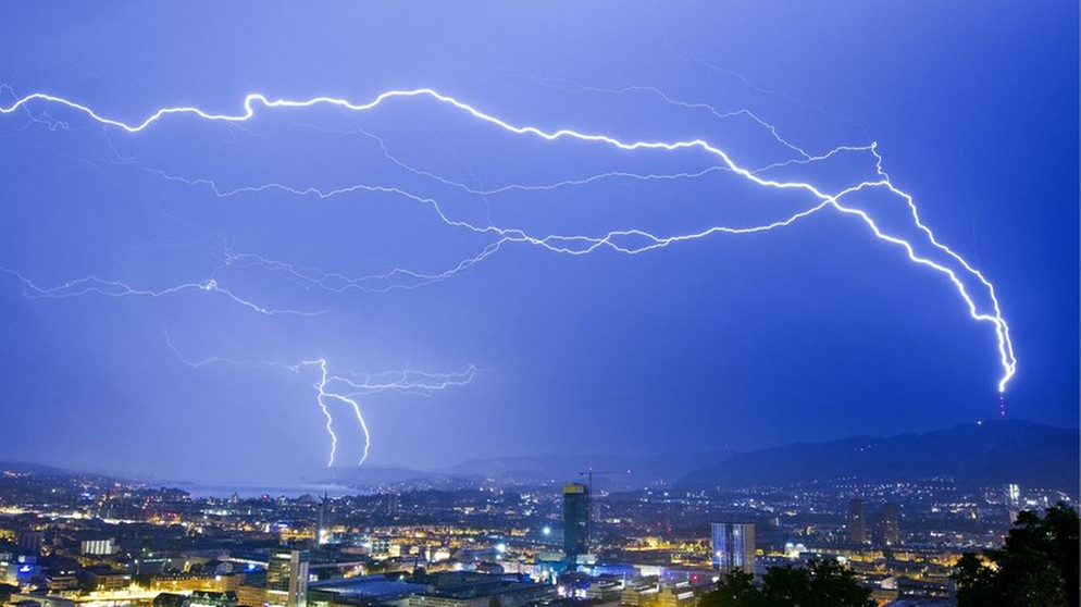 Blitzschläge bei einem Gewitter über Zürich. | Bild: pa/dpa/Allessandro della Bella