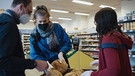 Ilka Knigge arbeitet mit beim genossenschaftlichen SuperCoop. Mitglieder engagieren sich ehrenamtlich und können dafürnachhaltige Lebensmittel zu fairen Preisen einkaufen. | Bild: BR/Stuart McSpadden