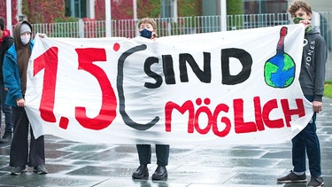 Anhänger der Klimabewegung "Fridays for Future" im Oktober 2020 in Berlin mit einem Transparent mit der Aufschrift: "1,5 Grad sind möglich". | Bild: picture alliance / Eibner-Pressefoto/ Uwe Koch/ Eibner-Pressefoto