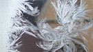 Eisblumen in Sankt Ottilien. Eisblumen, Schneeflocken, Winterwetter vom Feinsten? Dabei ist die weiße Pracht gar nicht wirklich weiß. Und Schnee ist auch nur ein Niederschlag wie Regen oder Graupel. Zudem kann Schnee auch durchaus gefährlich werden. | Bild: Wunibald Wörle