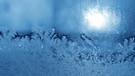 Eisblumen an einem Fenster. Eisblumen, Schneeflocken, Winterwetter vom Feinsten? Dabei ist die weiße Pracht gar nicht wirklich weiß. Und Schnee ist auch nur ein Niederschlag wie Regen oder Graupel. Zudem kann Schnee auch durchaus gefährlich werden. | Bild: colourbox.com