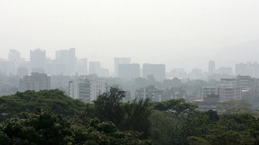 Die Hauptstadt von Venezuela, Caracas, ist hier im Jahr 2010 vom Wetterphänomen El Niño betroffen: Rauch bedeckt die Stadt, da El Niño für große Trockenheit sorgt. Das Ergebnis: Waldbrände.  | Bild: picture alliance / dpa | Harold Escalona