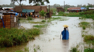 Im Jahr 2007 litten rund 350.000 Einwohner Boliviens unter den Auswirkungen des Wetterphänomens El Niño: Das Land wurde von Überflutungen, Erdrutschen, Frost und Dürre heimgesucht.  | Bild: picture-alliance/ dpa | epa efe Prefectura del Beni