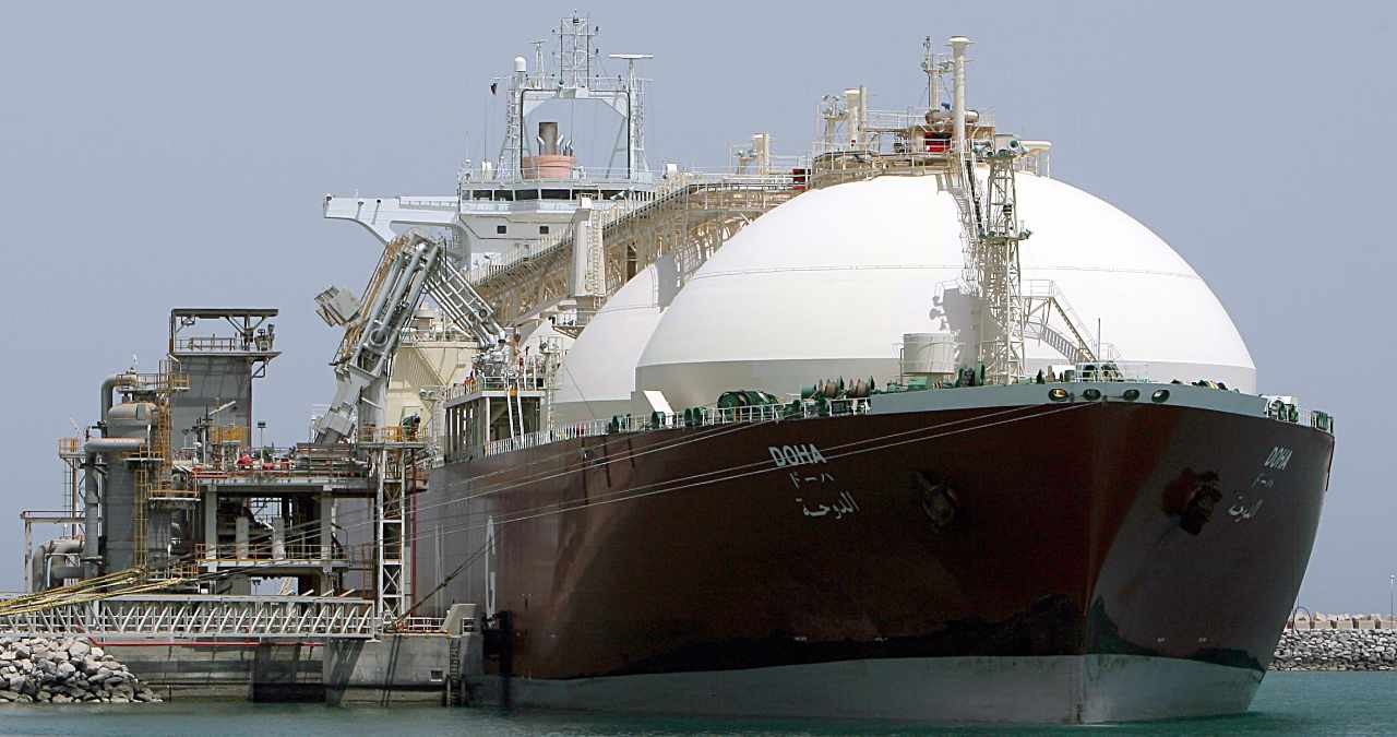Ein Tankschiff liegt im Gashafen von Ras Laffan bei Doha in Katar und wird befüllt. | Bild: picture-alliance/ dpa | Tim Brakemeier