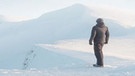 Ein Mann von hinten steht vor einer Schneelandschaft während eines Sternenhimmels. Kann der Mensch mit Geoengineering den Klimawandel bremsen? | Bild: colourbox.com