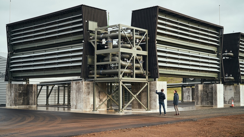 Die Filtermaschinen des Projektes "Orca" auf Island sollen seit 2021 jährlich 4.000 Tonnen CO2 aus der Luft saugen. Der Nachteil: Die Machinen haben einen extrem hohen Energiebedarf. Methoden der Kohlenstoff-Entnahme, auch Carbon Dioxide Removal (CDR) oder Negative Emissions Technologies (NET) genannt, sind ein Ansatz des Geoengineerings.  | Bild: picture-alliance/dpa