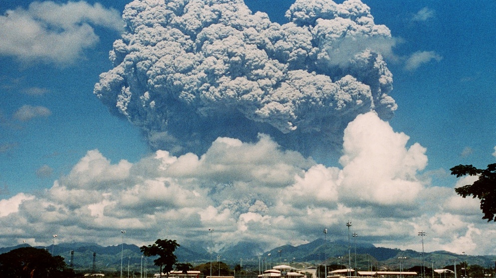 Der Ausbruch des Vulkans Pinatubo 1991 auf den Philippinen. Einen künstlichen Vulkanausbruch nachzuahmen gilt als eine Geoengineering-Maßnahme mit dem Ziel, den Klimawandel künstlich zu bremsen.  | Bild: picture-alliance/dpa