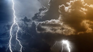 Blitze entladen sich in Gewitterwolken. Ziehen dunkle Gewitterwolken am Himmel auf, kündigt sich oft ein Unwetter an. Auf Donner folgen Blitze. Regen, Wind und sogar Hagel begleiten ein Gewitter oft. Dennoch können Meteorologen Unwetter und Gewitter oft schlecht vorhersagen.  | Bild: colourbox.com