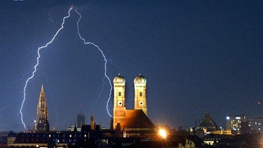 Wenn's blitzt und donnert - Gewitter mit Blitzen über München. Ein Gewitter ist ein Wetterphänomen. Die Meteorologie möchte derartiges Wetter verstehen und vorhersagen.  | Bild: picture-alliance/dpa
