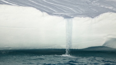 Eisberg mit kleinem Wasserfall, Grönland | Bild: picture alliance / blickwinkel