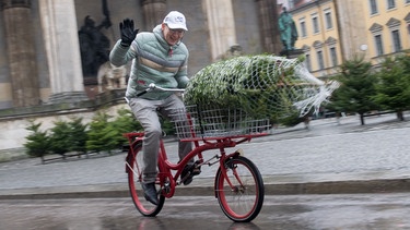 Grüne Weihnachten erleichtern den Christbaum-Kauf mit Fahrrad. | Bild: picture alliance/Tobias Hase/dpa