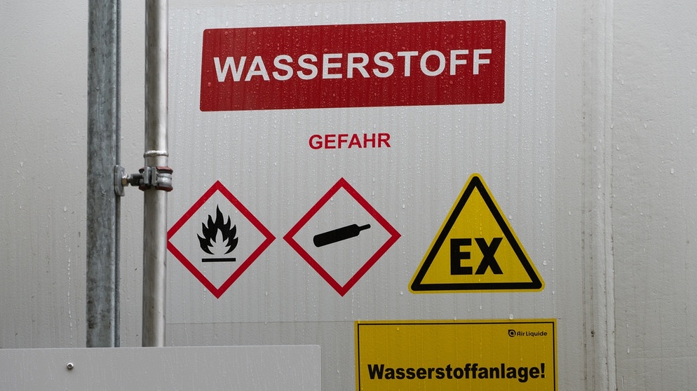 Wasserstoff-Anlage mit Warnschildern | Bild: picture alliance / SvenSimon | Malte Ossowski/SVEN SIMON
