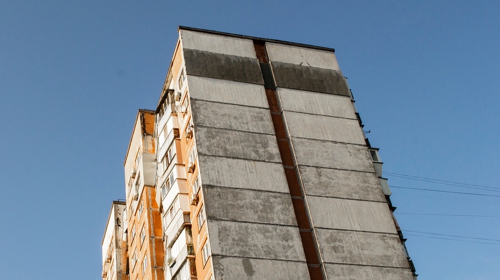 Ein Hochhaus aus Beton ragt in den Himmel hinein. Gebäude aus Beton speichern Wärme und erhöhen die Hitze in der Stadt.   | Bild: colourbox.com