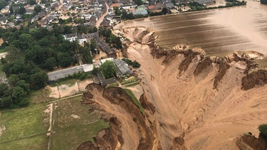 Hochwasser-Zerstörungen in Erftstadt-Blessem am 15.07.2021 nach Starkregen und Hochwasser. Das Wasser ist in eine Kiesgrube hineingeflossen und führt zu massiver Erosion, die einen ganzen Ort bedroht. | Bild: dpa-Bildfunk/Rhein-Erft-Kreis