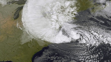 Satellitenbild von Hurrikan Sandy, der 2012 über die Ostküste der USA tobte. | Bild: picture-alliance/dpa