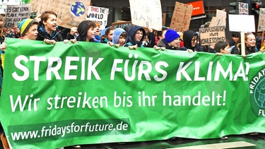Der erste globalen Klimastreik der Bewegung "Fridays for future" fand am 15. März 2019 statt. So wie hier in Mainz gingen damals weltweit Schüler für den Klimaschutz auf die Straße. | Bild: picture alliance/dpa | Peter Zschunke