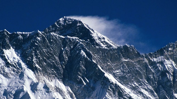 Ein Jetstream fegt über den Mount Everest hinweg. Der Jetstream ist ein Starkwindband in etwa zehn Kilometer Höhe. Experten beobachten, dass es - vermutlich wegen des Klimawandels - an Kraft verliert. Deshalb halten sich Hitze, Regen oder Kälte über längere Zeiträume an einem Ort. Und auch Ozon beeinflusst den Jetstream. | Bild: picture alliance/Jock Montgomery